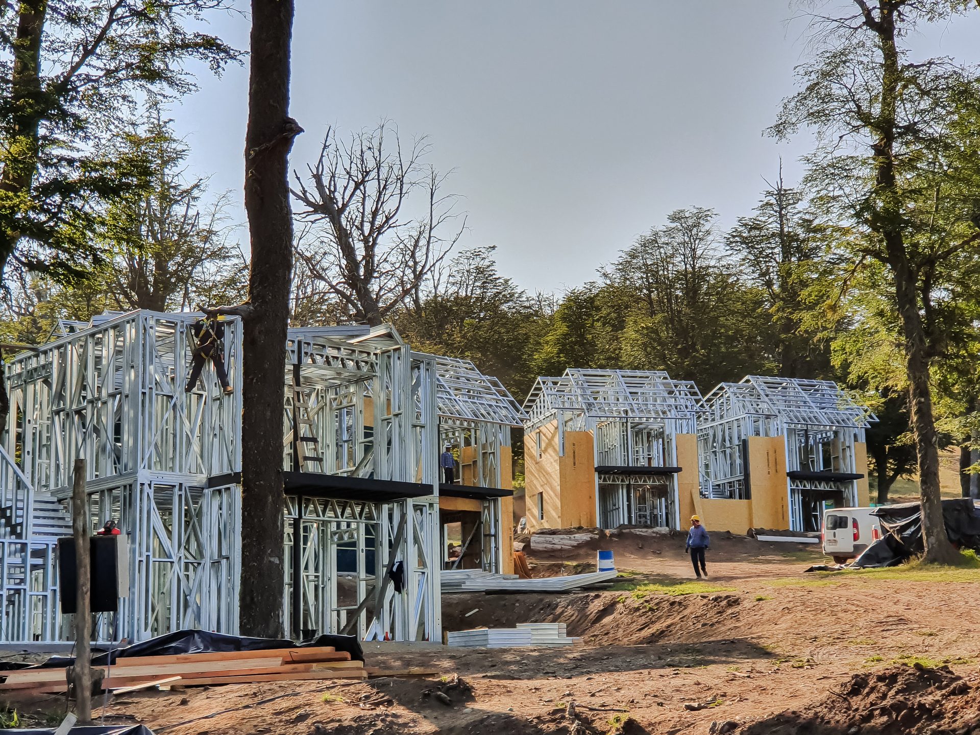 Montagem simultânea de múltiplas casas em Steel Frame — equipe Sicla Brasil em campo