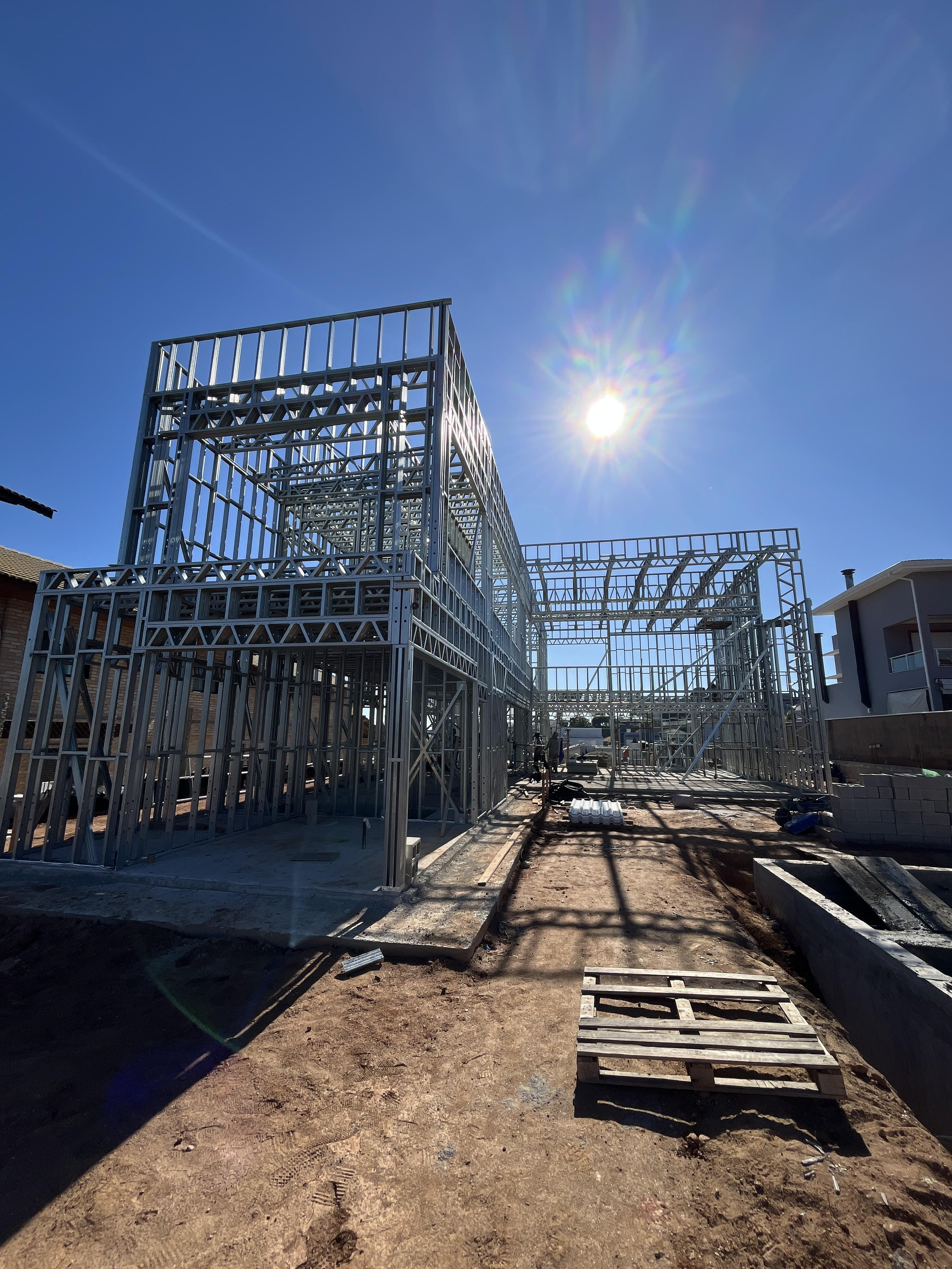 Estrutura Steel Frame em construção — painéis e treliças