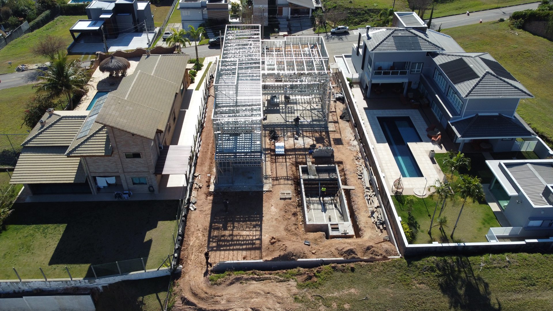 Vista aérea de estrutura Steel Frame de dois pavimentos em construção — Obra Fabio, Itupeva, SP