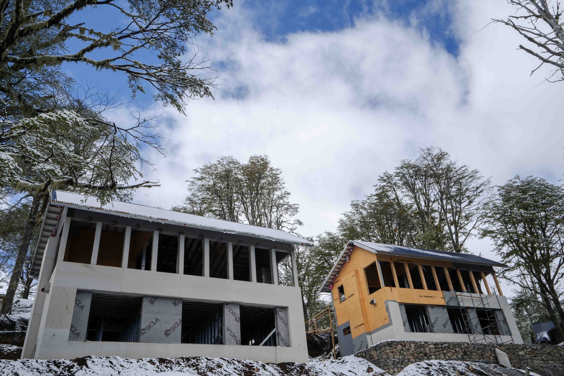 Dois edifícios em Steel Frame em construção simultânea com neve — Las Pendientes, Argentina