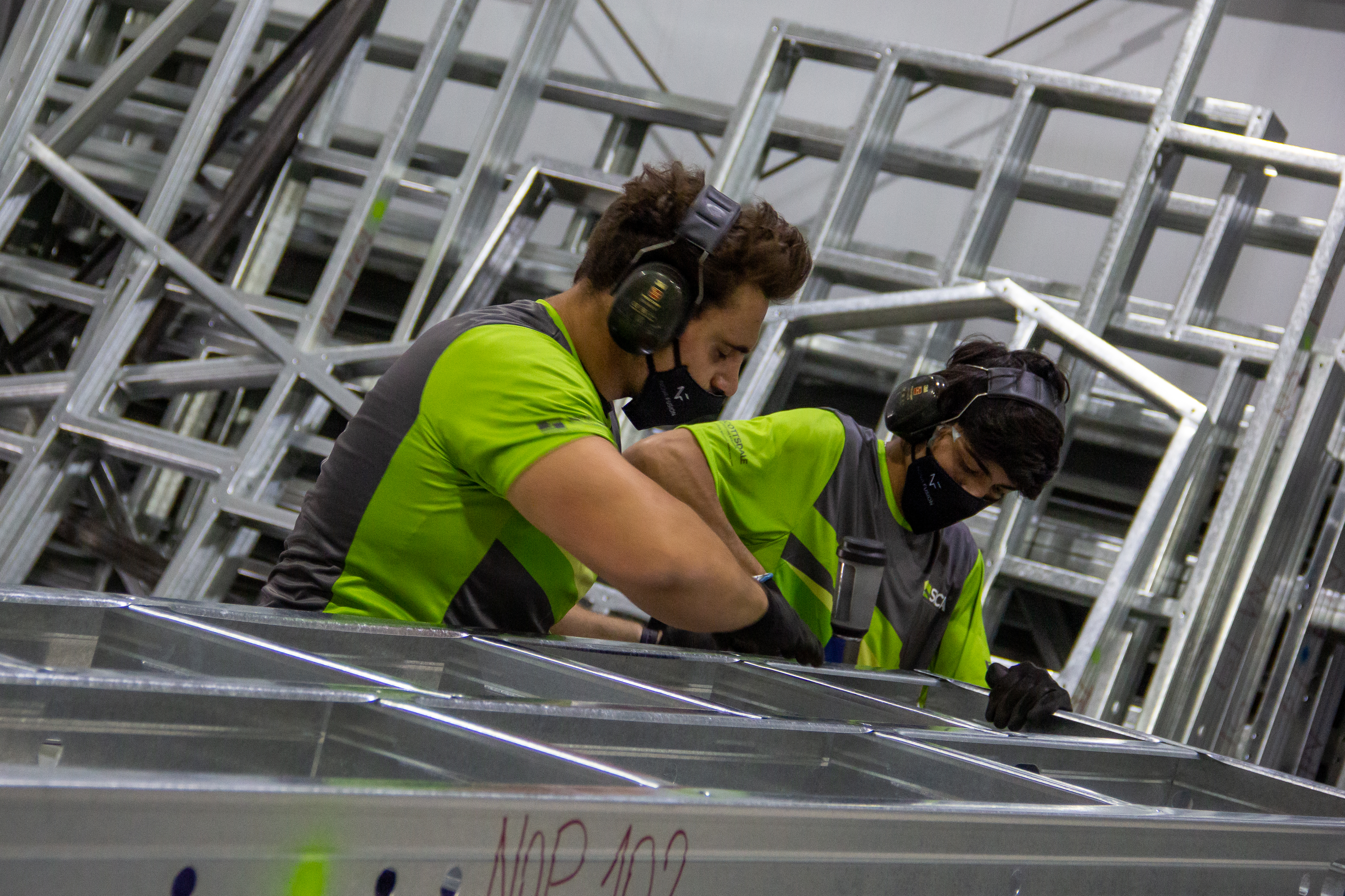 Equipe Sicla com perfis de aço galvanizado — durabilidade garantida pela galvanização Z275