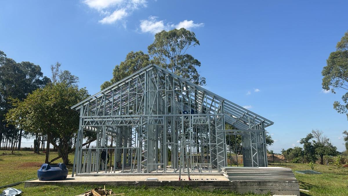 Estrutura residencial em Steel Frame erguida em área verde — base de uma casa durável